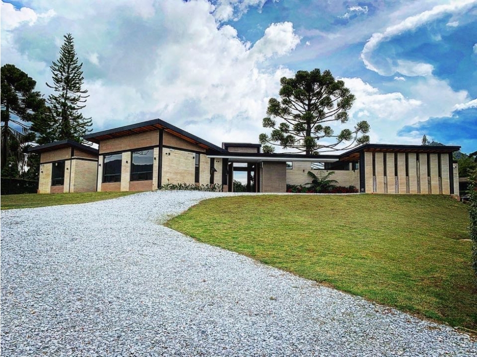 Hermosa casa campestre moderna en parcelación en La Ceja