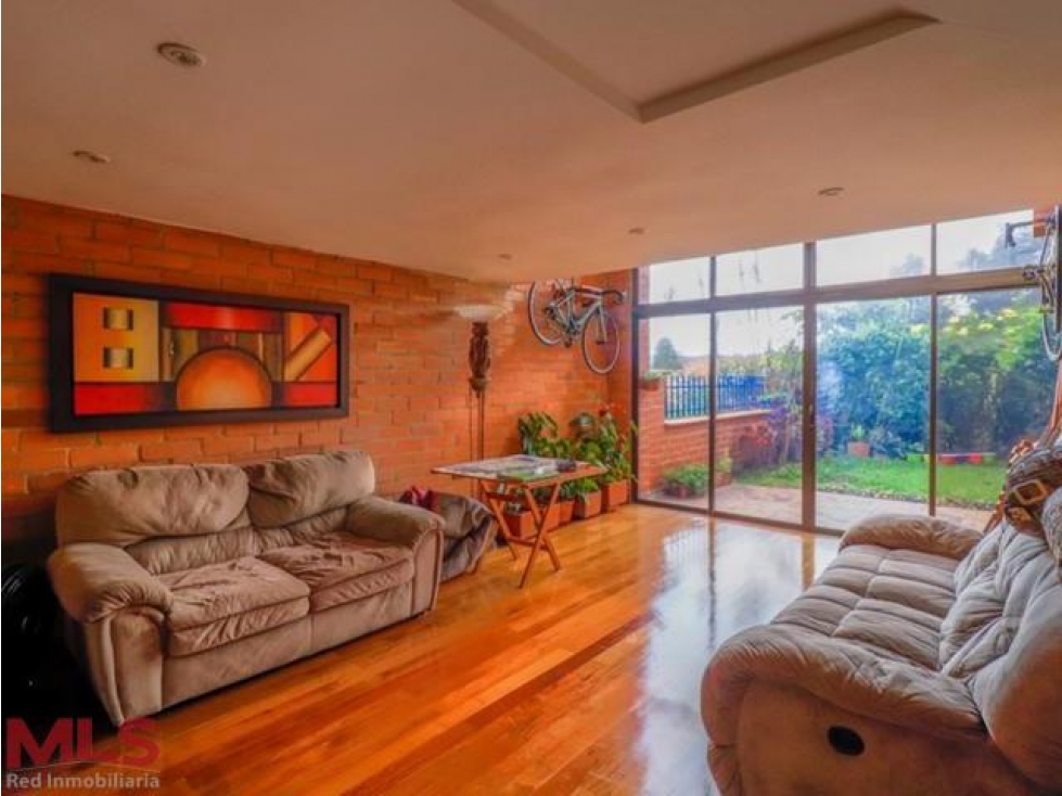 Hermosa casa en increíble ubicación(MLS#237652)