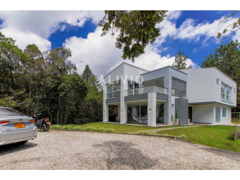 Hermosa casa en unidad cerrada. Loma del Escobero