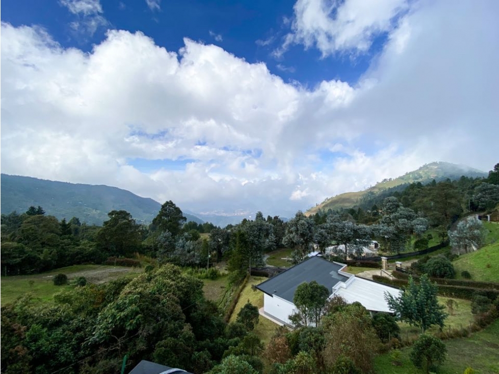 HERMOSA CASA EN VENTA EN LA CATEDRAL - ENVIGADO