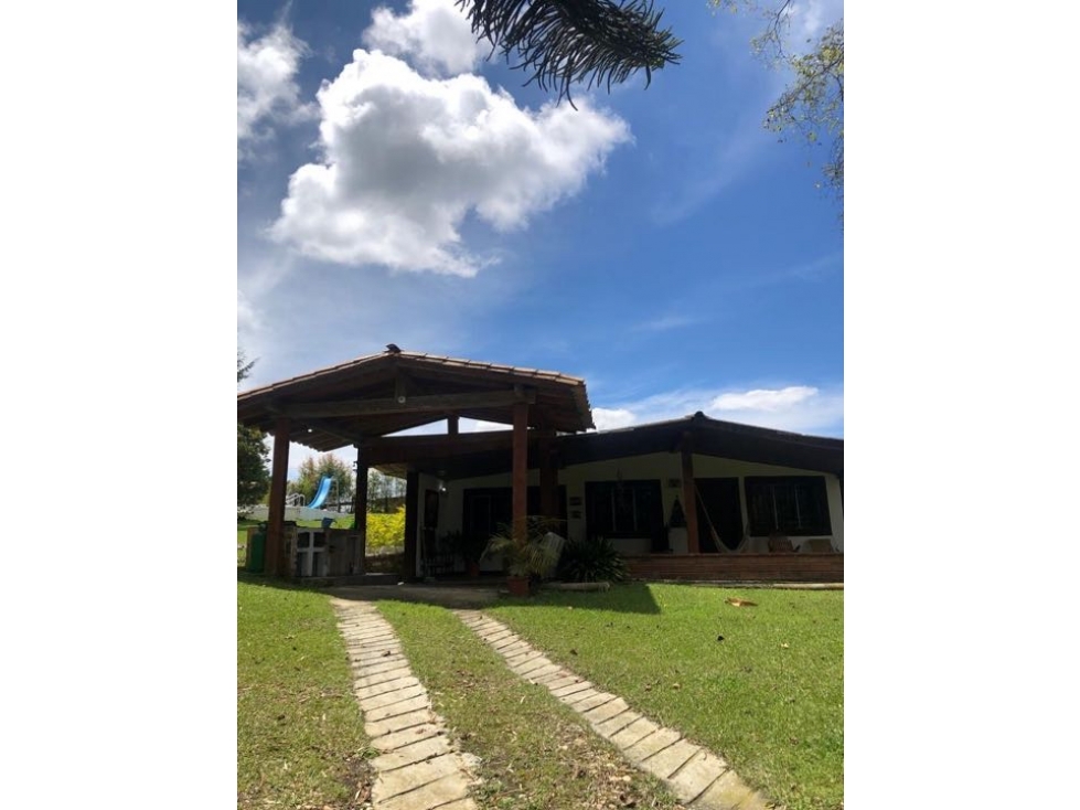 HERMOSA CASA FINCA CON PISCINA EN GUARNE (ANT) CON EXCELENTE UBICACIÓN