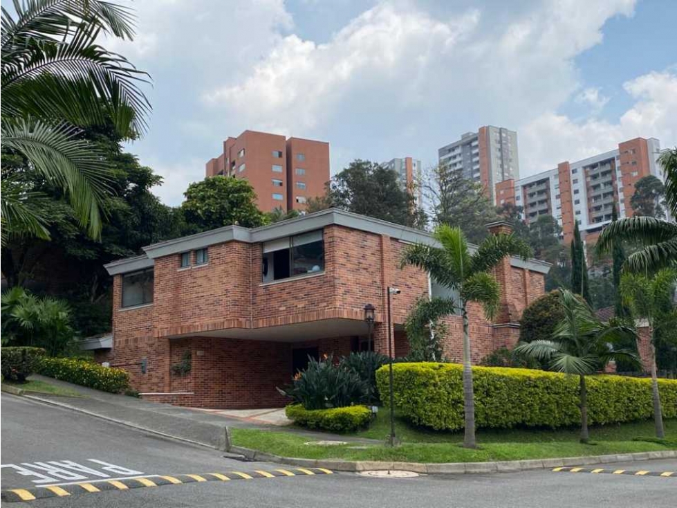 Hermosa casa. Loma Benedictinos.  Envigado. Venta o arriendo