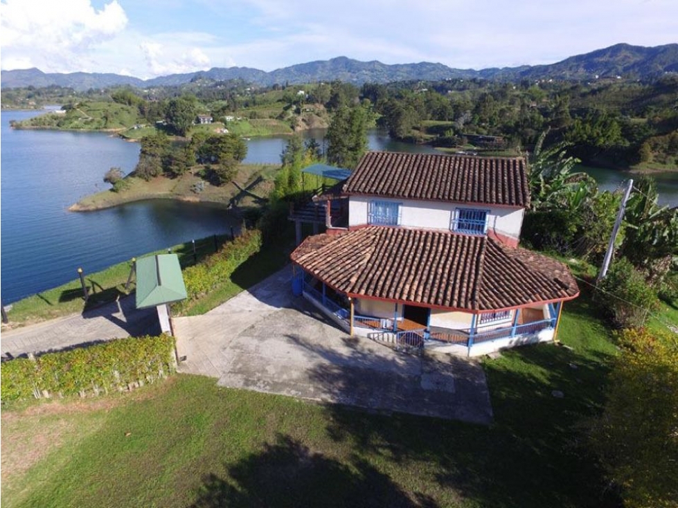 HERMOSA FINCA CON LINDA VISTA A LA REPRESA EN EL PEÑOL