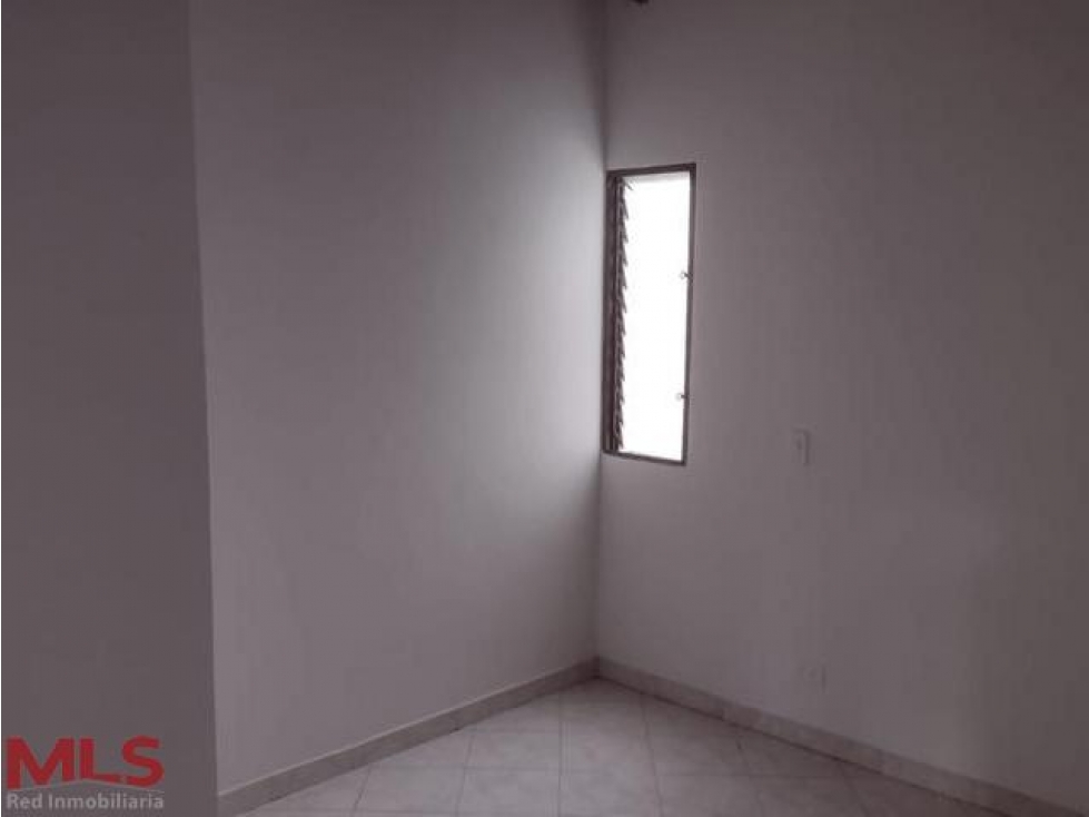 Iluminado , ultimo piso, con parqueadero(MLS#238130)