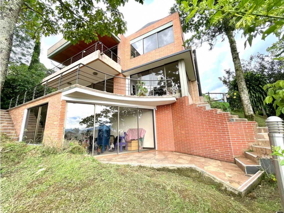 Maravillosa casa con zona verde en el Escobero - Envigado