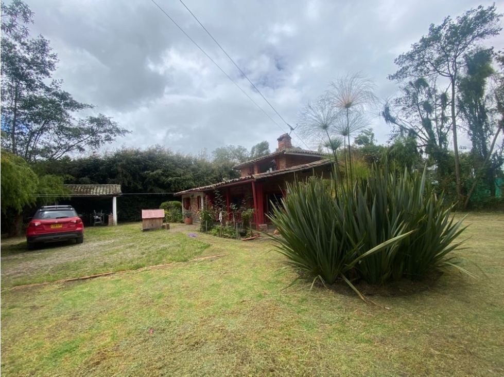 Rento casa estilo rústico con amplia zona verde