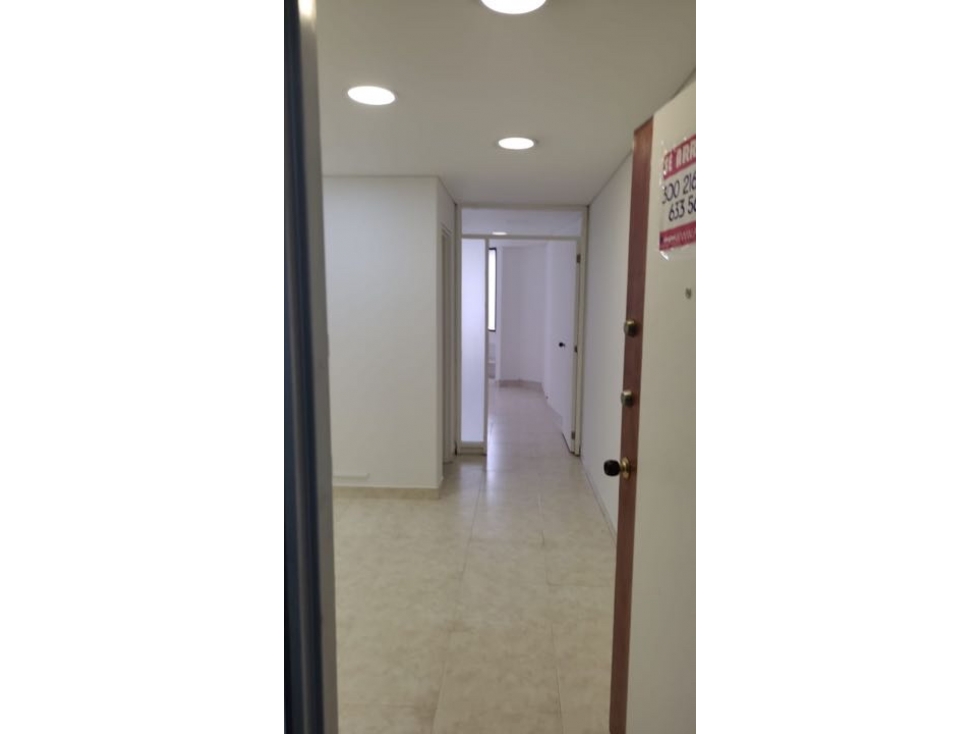 Vendo Rento Oficina con parqueadero frente Unicentro, 25 baño