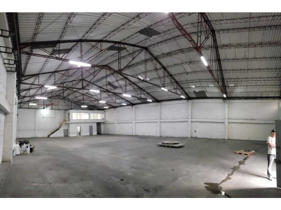 Se arrienda bodega industrial 950m² en Itagüi