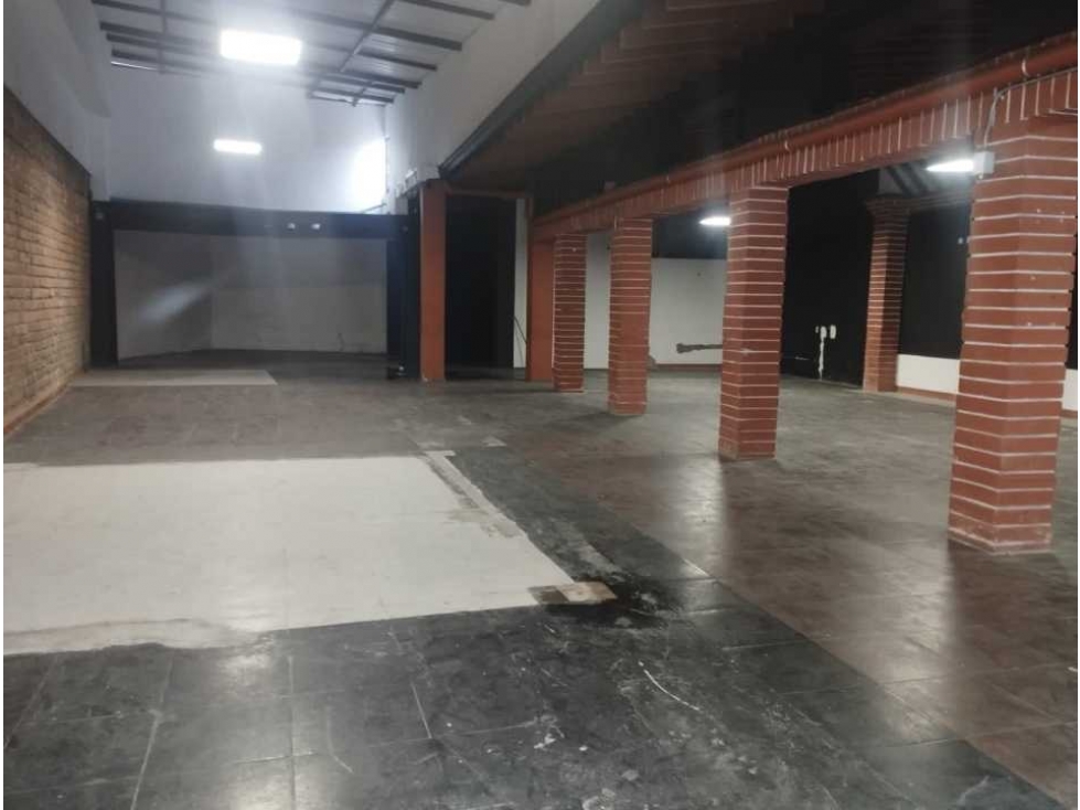 Se arrienda local - bodega en Envigado 328m²