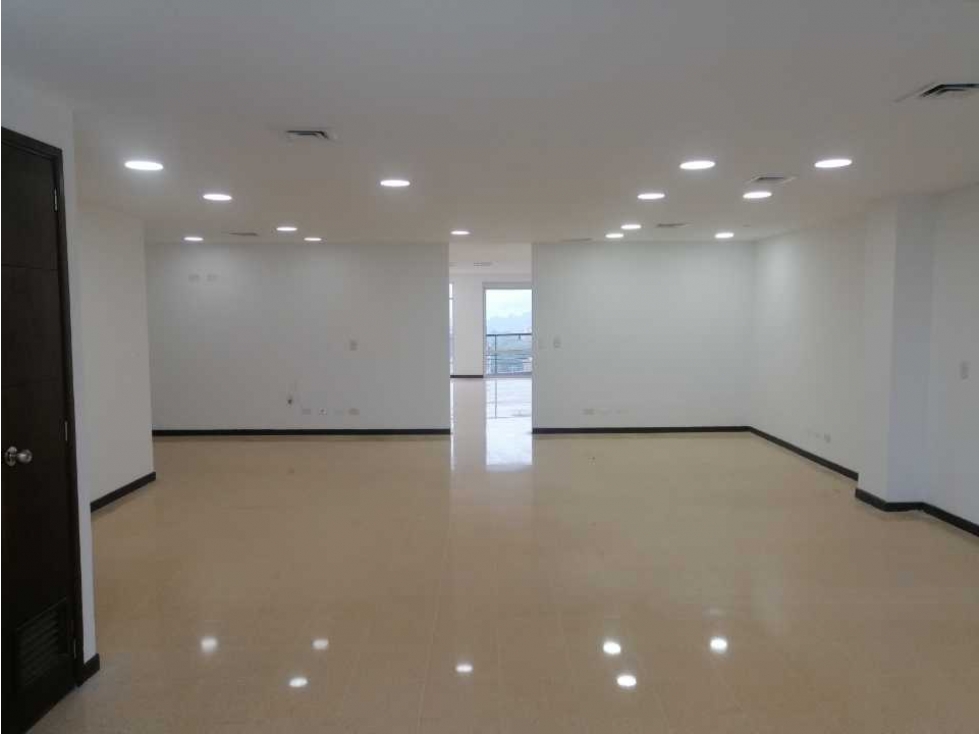 Se arriendo oficina en centro empresarial laureles