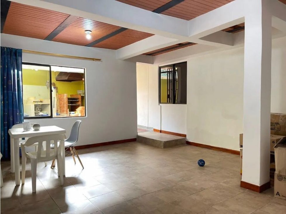 SE VENDE AMPLIA CASA EN SANTA MONICA