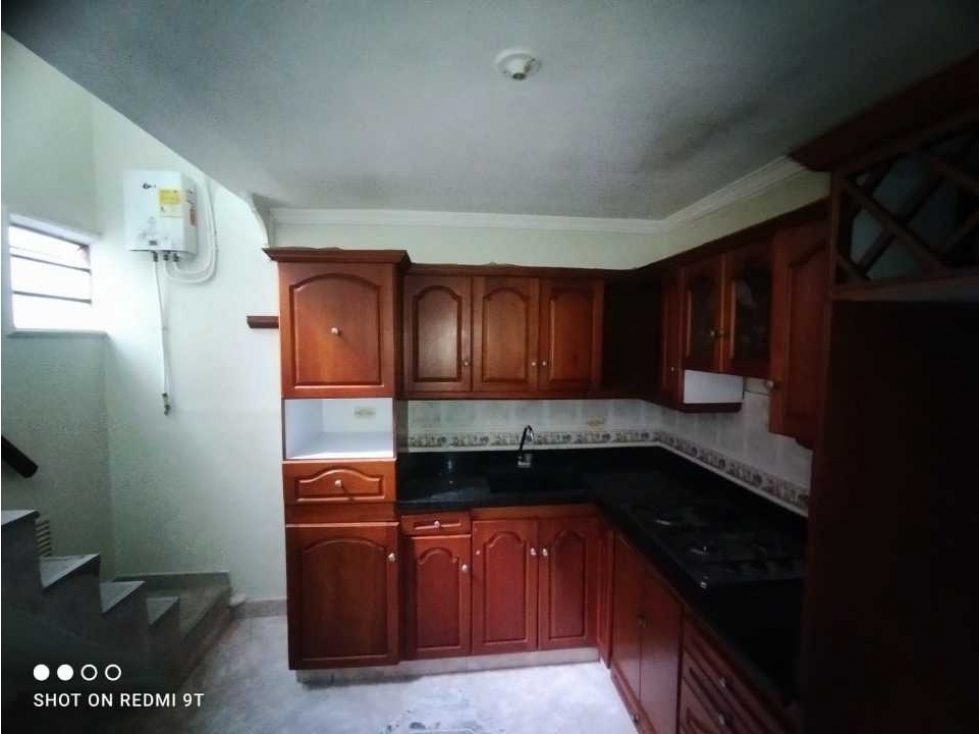 SE VENDE CASA 2 PISO SÚPER AMPLIA CON MITA DE PLANCHA DE 5 ALCOBAS