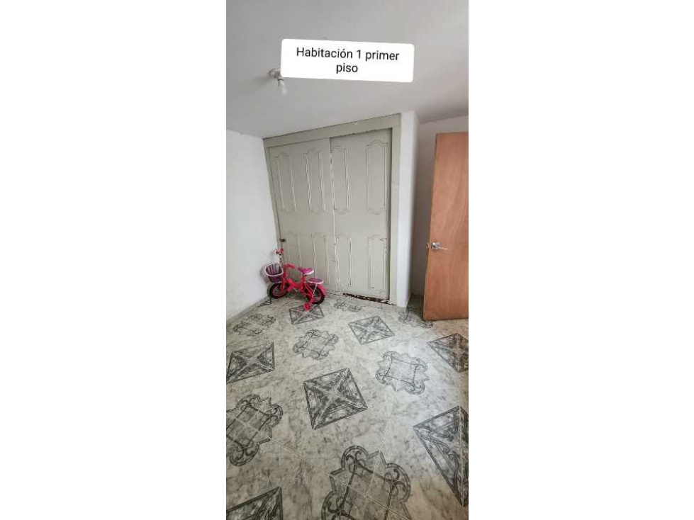 SE VENDE CASA ( BIFAMILIAR) EN VILLA LILIANA