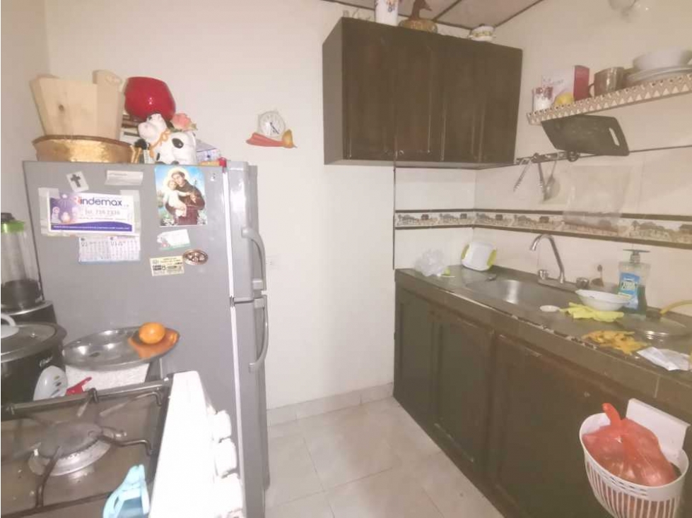 SE VENDE CASA CON LOCALES COMERCIALES EN EL GRANADA