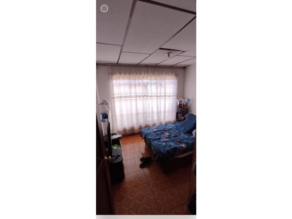 SE VENDE CASA EN EL BARRIO LOS NOGALES.