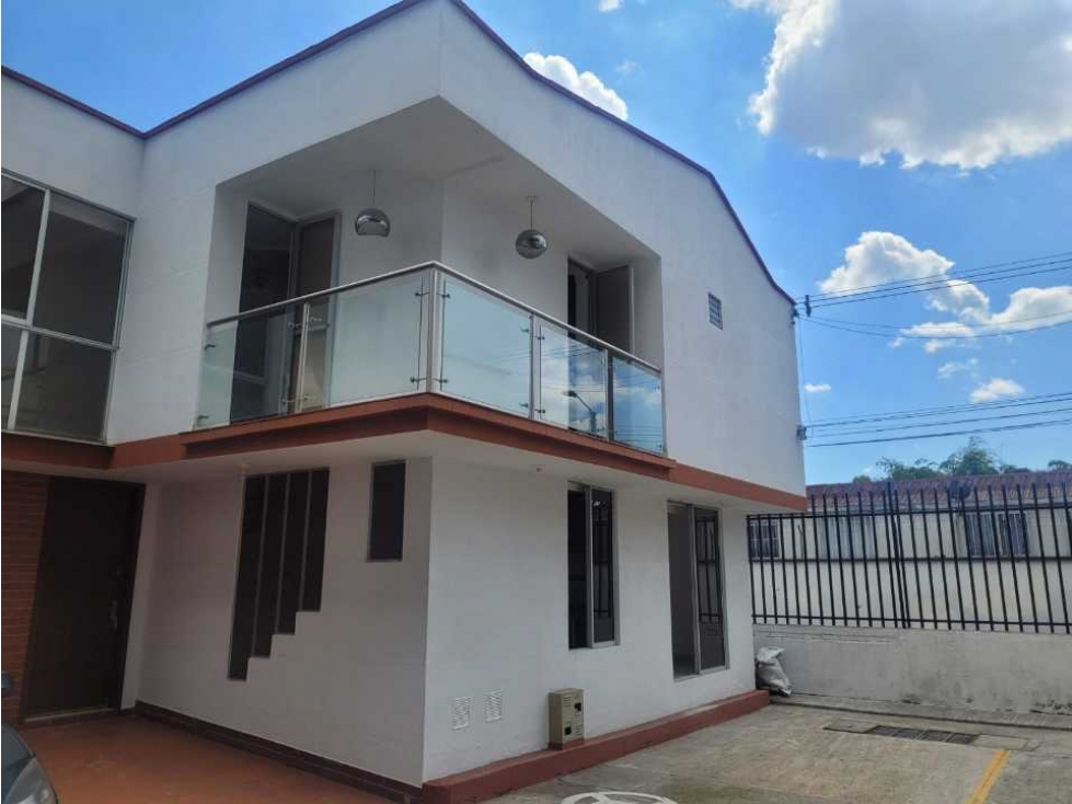 Se Vende casa en la pradera conjunto cerrado,  el precio es negociable