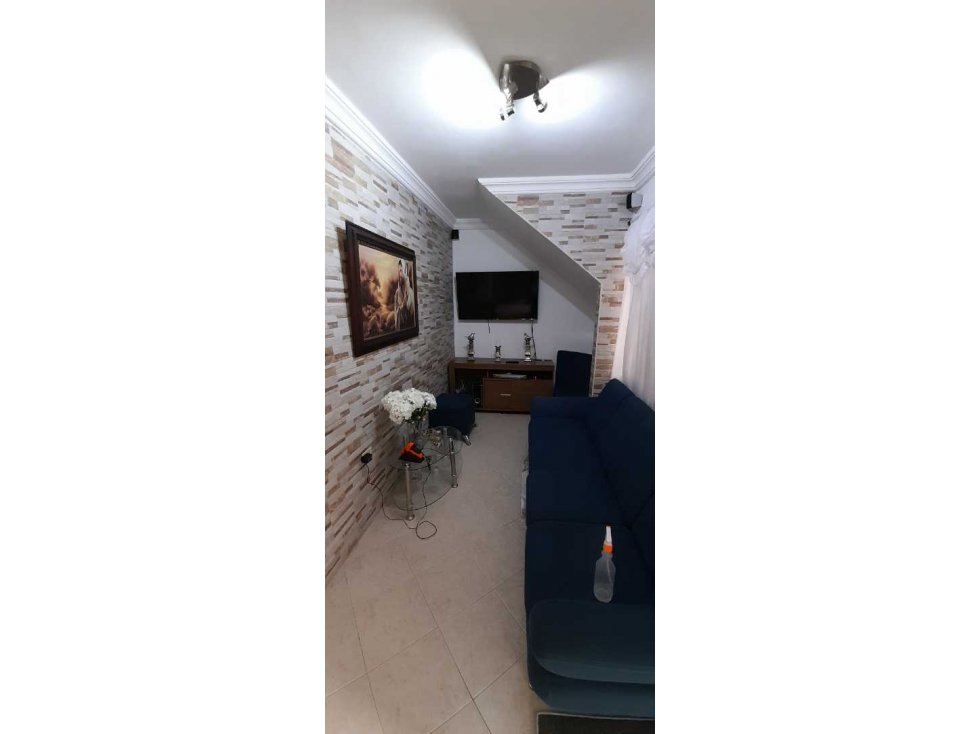 SE VENDE CASA Y APARTAMENTO  EN VILLA HERMOSA, MEDELLIN PISO 2 Y 3