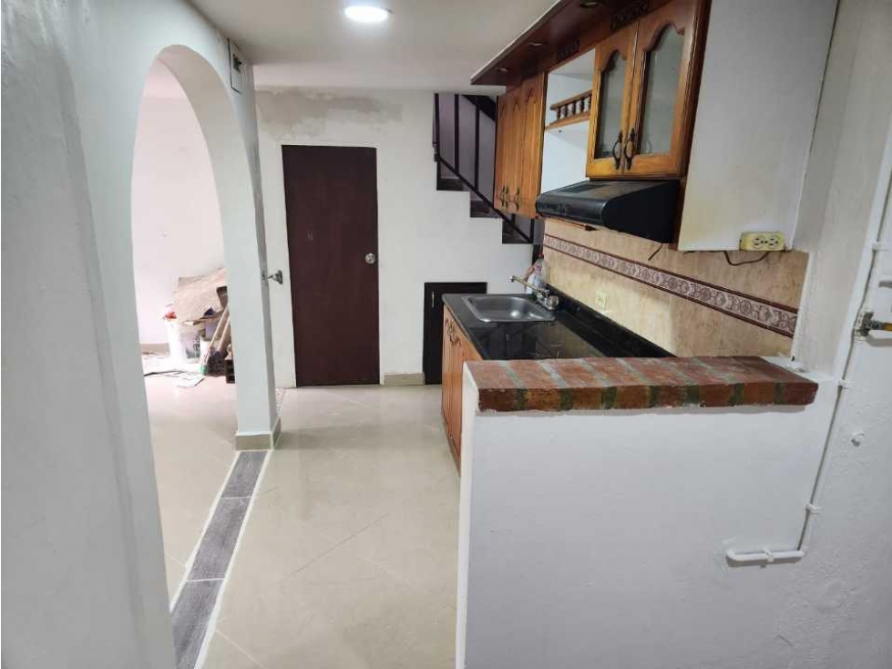 SE VENDE HERMOSA CASA DE 4 NIVELES EN SANTA ANA BELLO DE 168 MTS