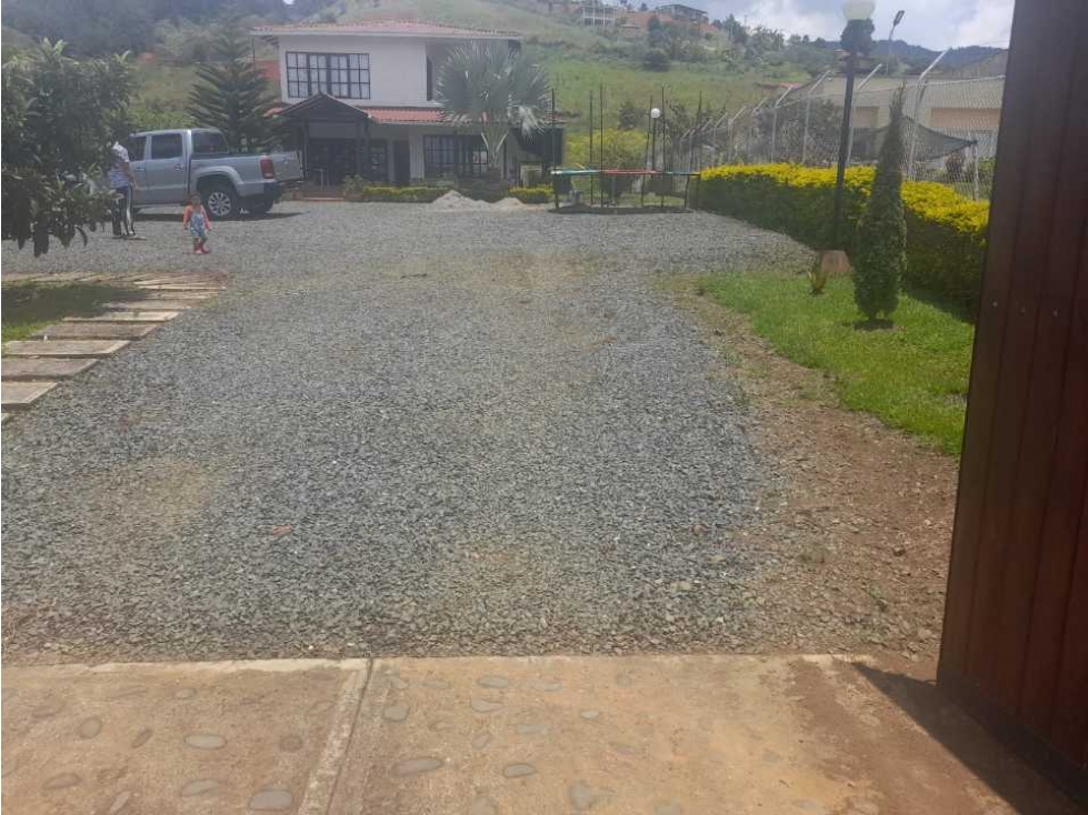 Se vende hermosa finca en el kilómetro de dentro de parcelacion