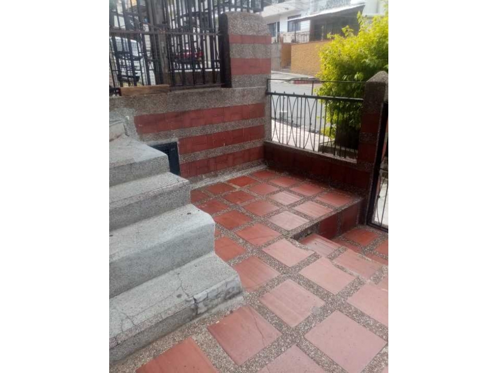 VENDÓ CASA PRIMER PISO EN EL BARRIO FLORENCIA PARTE BAJA