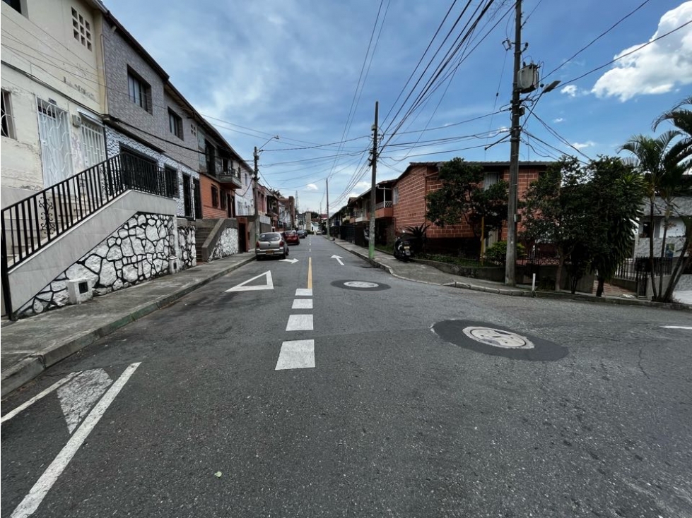 VENDO CASA BARRIO BUENOS AIRES, A 10 MINUTOS DEL CENTRO MED