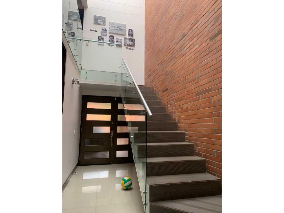 VENDO CASA EN ENVIGADO, CERCA AL MONTESSORI