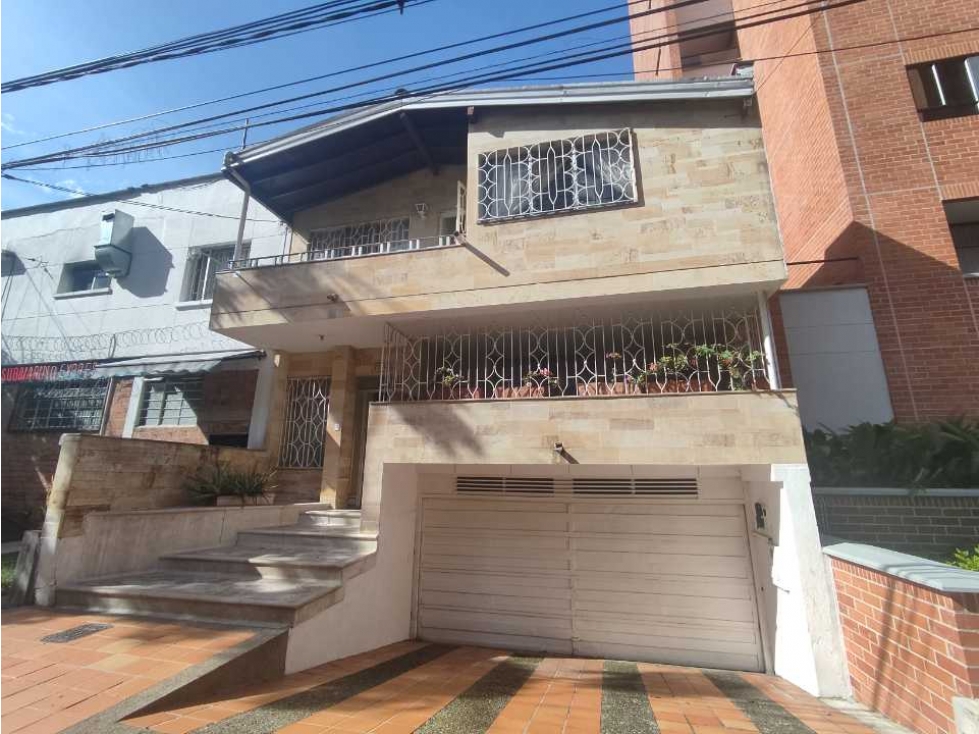 VENDO CASA UNIFAMILIAR EN LAURELES