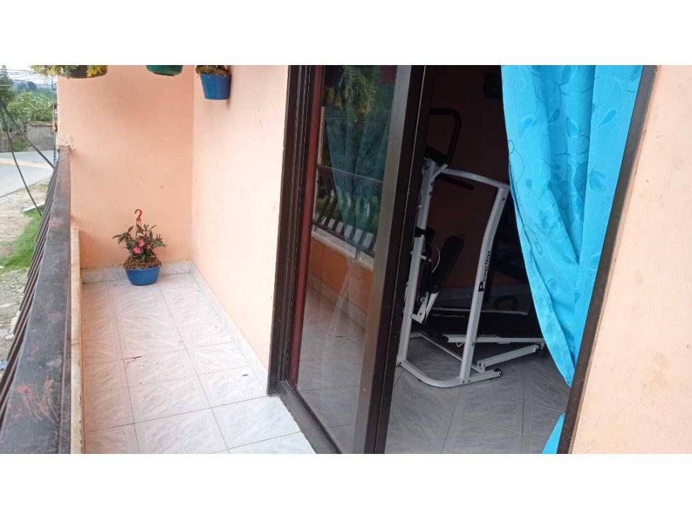 VENDO CASA AMPLIA PRIMER PISO, CON SOLAR SANTA ROSA DE OSOS