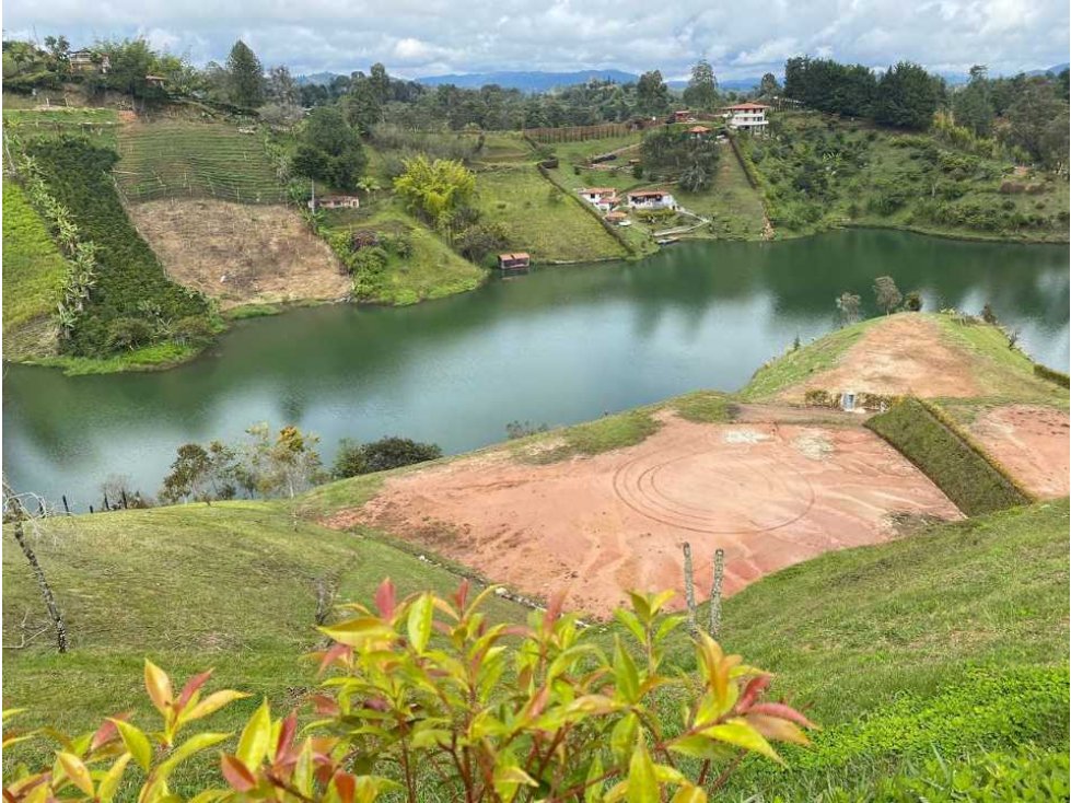 VENDO HERMOSO LOTE CON EMBALSE EN EL PEÑOL