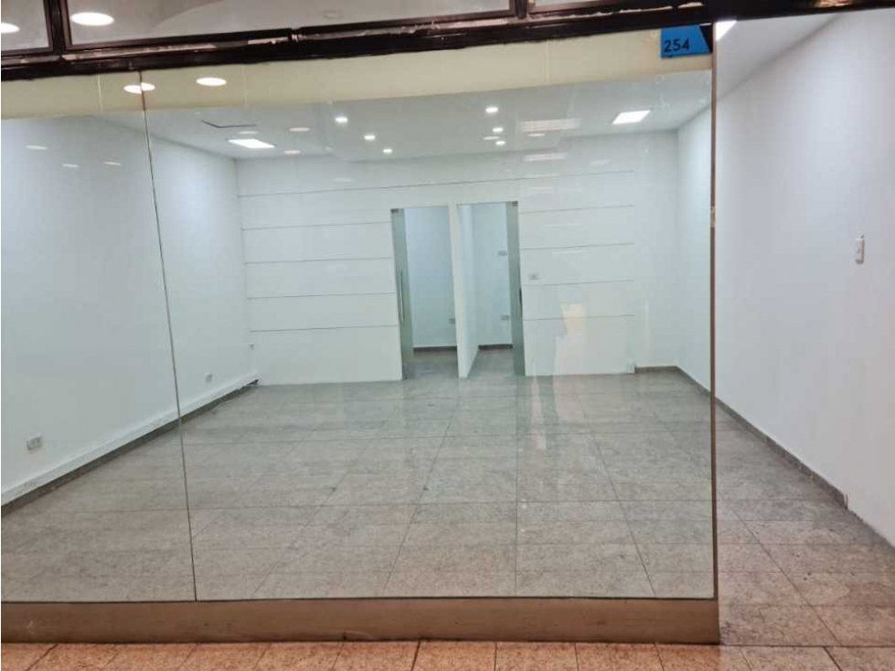 VENDO O ARRIENDO LOCAL CENTRO COMERCIAL Y FINANCIERO