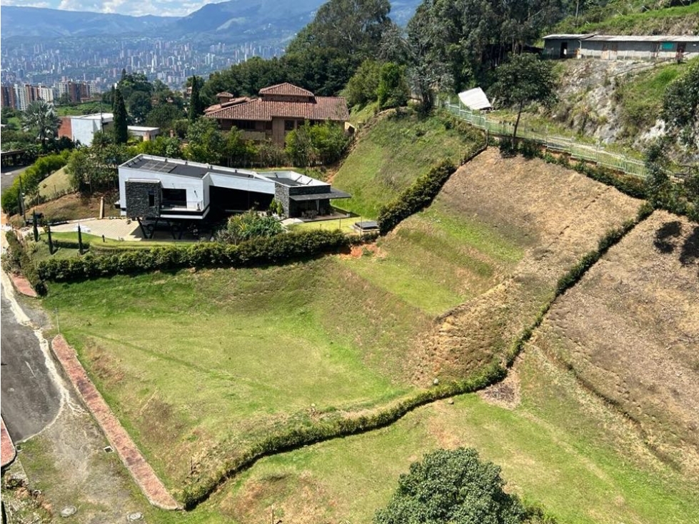 VENDO LOTE SABANETA  CON LICENCIA APROBADA Y DISEÑO DE CONSTRUCCIÓN