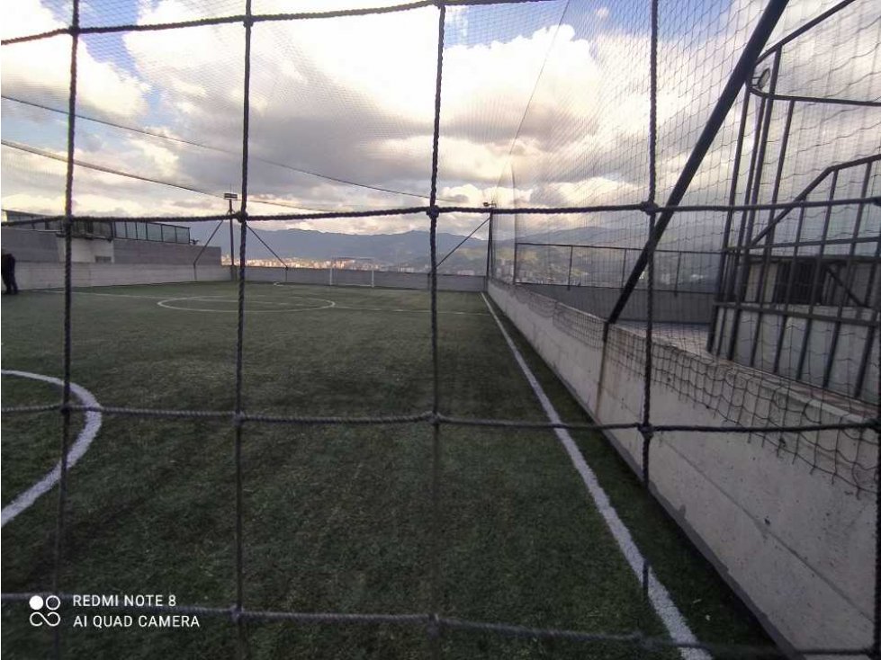 Vendo terraza deportiva con dos canchas sintéticas