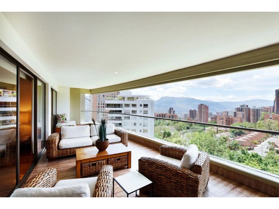 APARTMENT FOR SALE EL POBLADO, MEDELLIN. NICE VIEW.