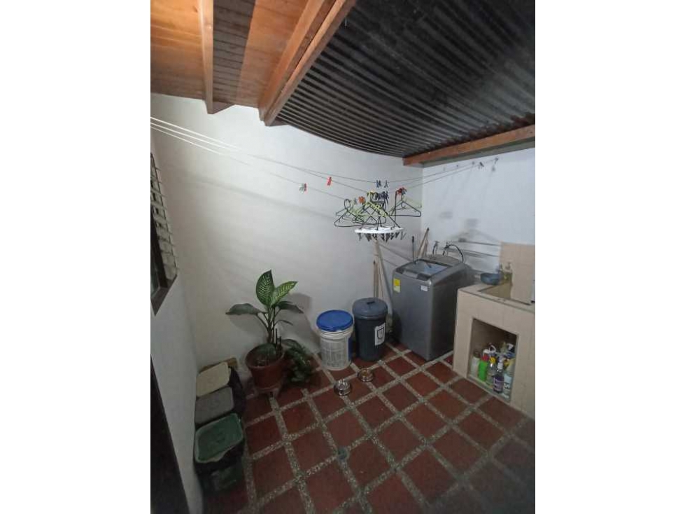 VENTA CASA FAMILIAR MEDIANERA BARRIO EL PORVENIR, CON EXCELENTE UBICA.