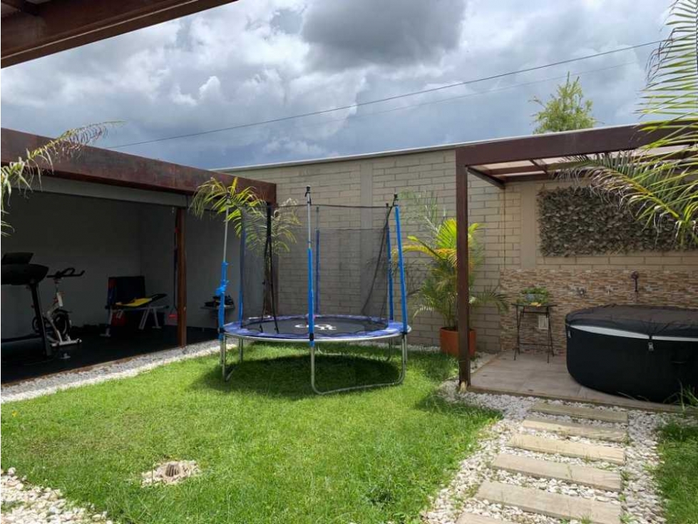 Venta Casa Rionegro 253.73 mts, 3 niveles, 4 alcobas, Patio y jardín