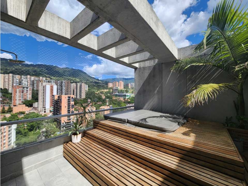 Venta de apartamento en Loma de Cumbres, Envigado. Terraza con Jacuzzi