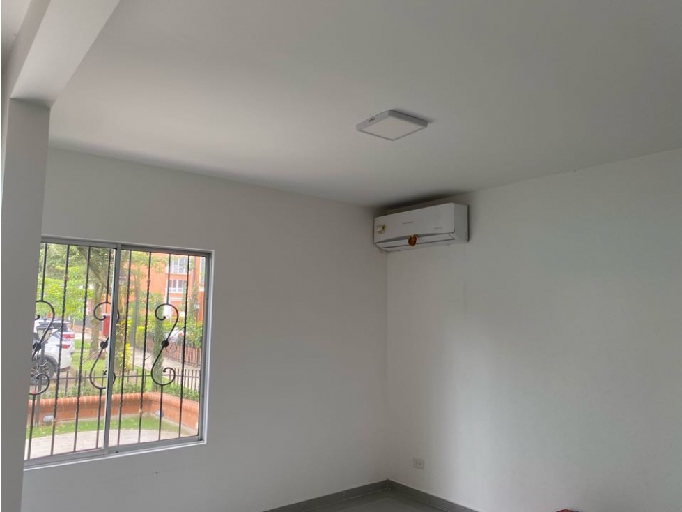 VENTA DE CASA REMODELADA TRES PISOS EN LA HACIENDA