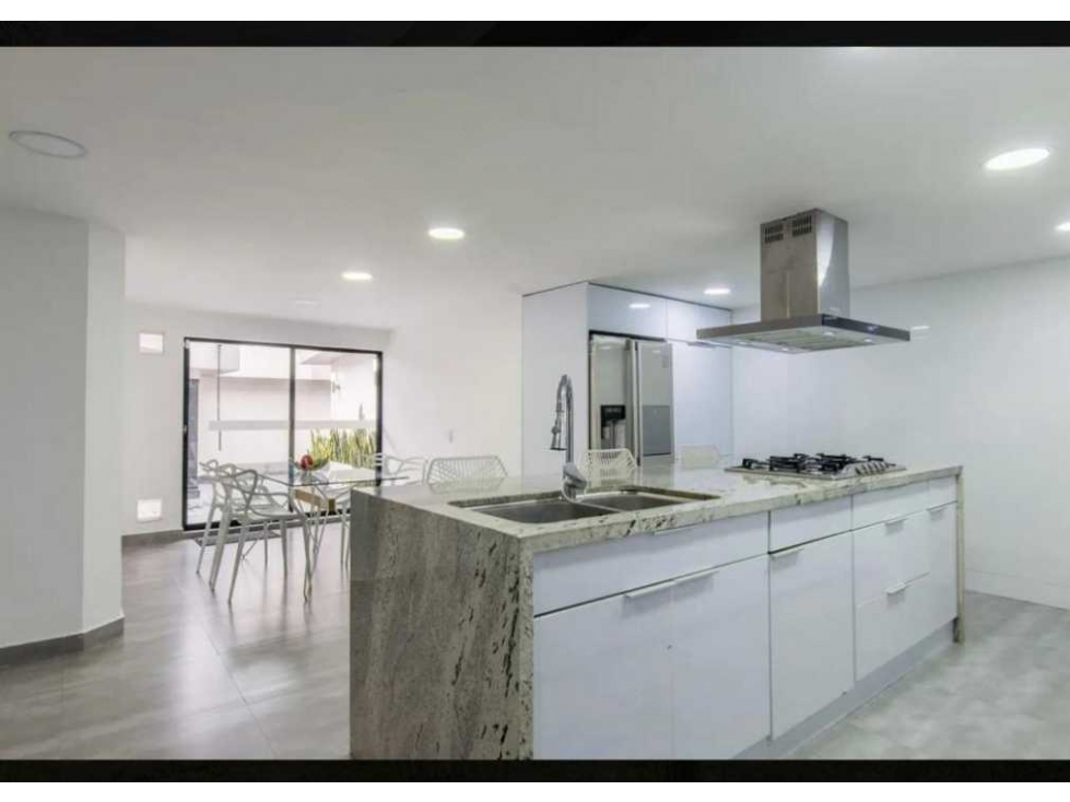 MAGNIFICA CASA EN LINDARAJA VENTA 450 M2 - ESQUINERA