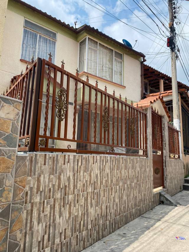 Casa De Dos Plantas En El Barrio Villa Nueva Del Campo