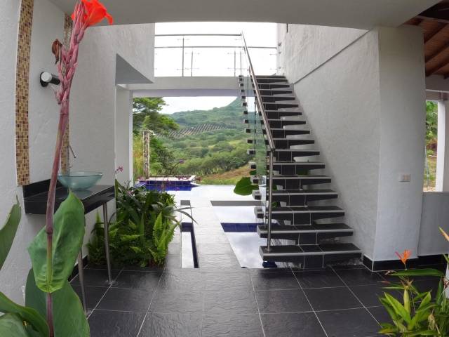 Casa Finca moderna de 2 niveles, casa de mayordomo, con piscina y reserva de 2 tanques de agua y entrada principal en gravilla; a 8 Km vía La pintada - Valparaíso, Antioquia y de la vía Medellín Maniz